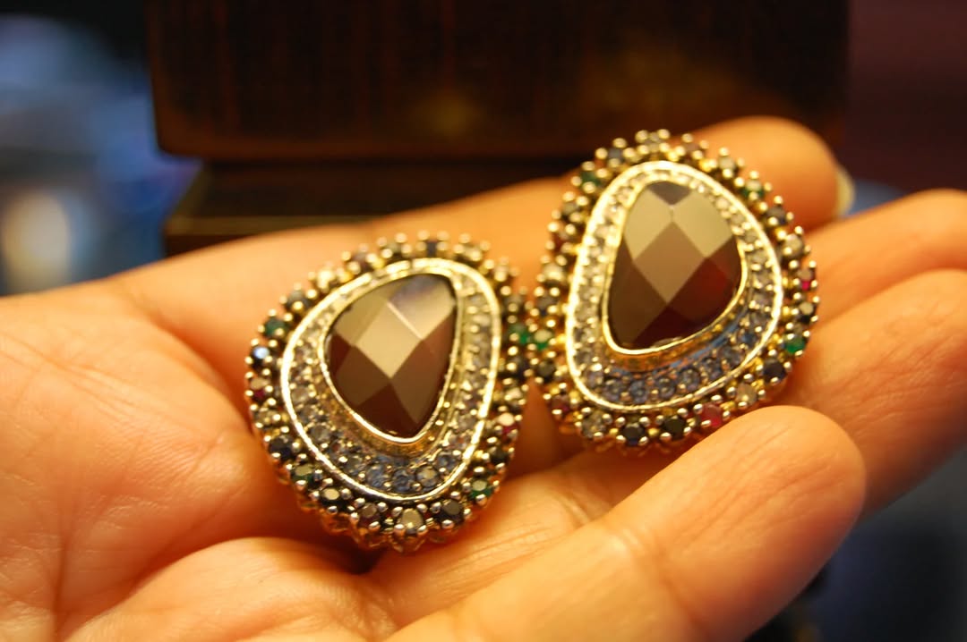MULTI RED STONE EARRINGS