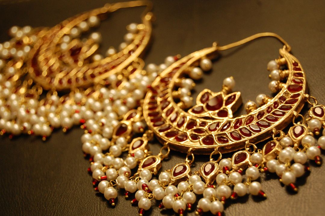 LARGE BALAS IN RED & PEARLS