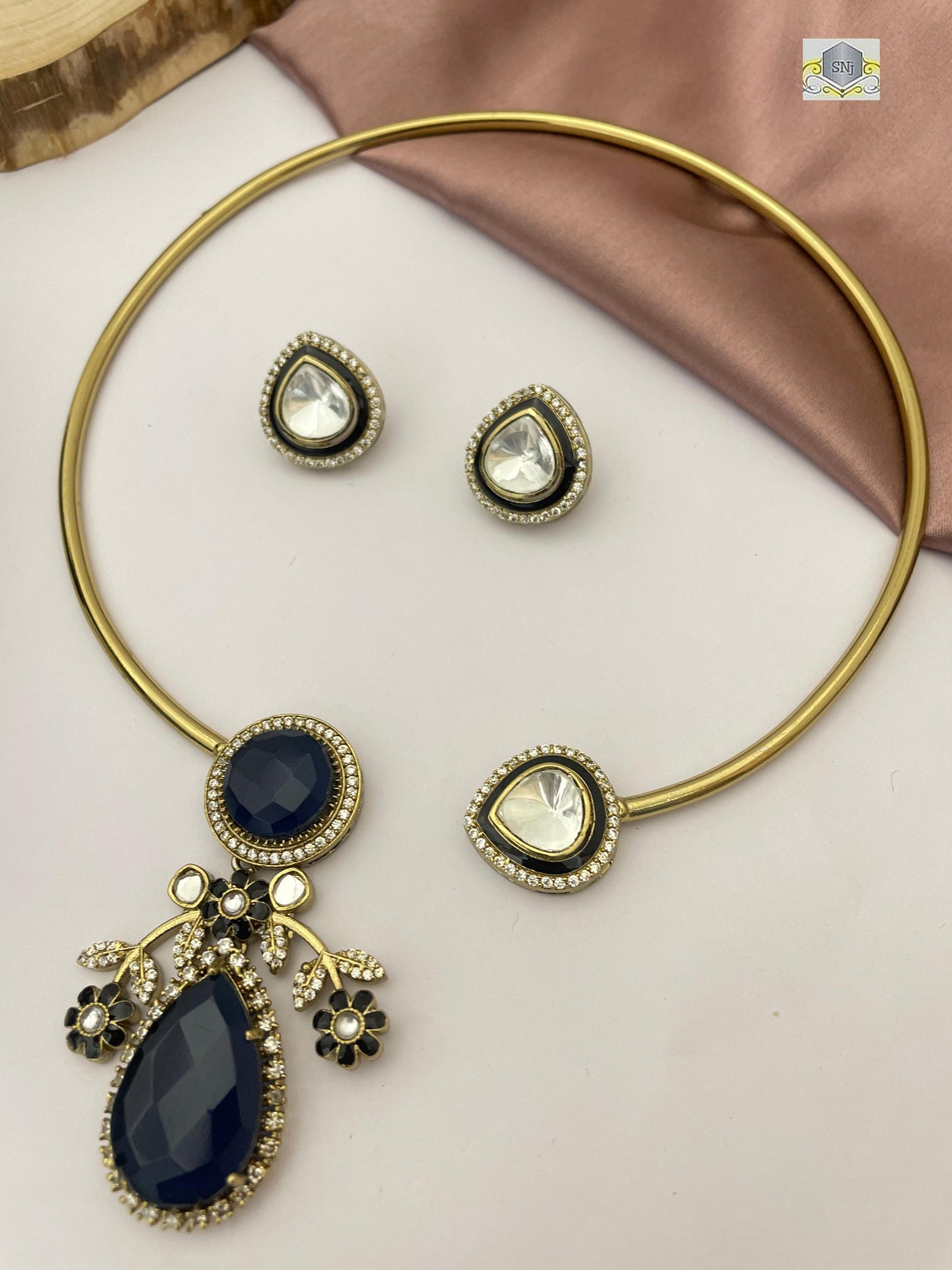HASLI IN BLUE & POLKI SET