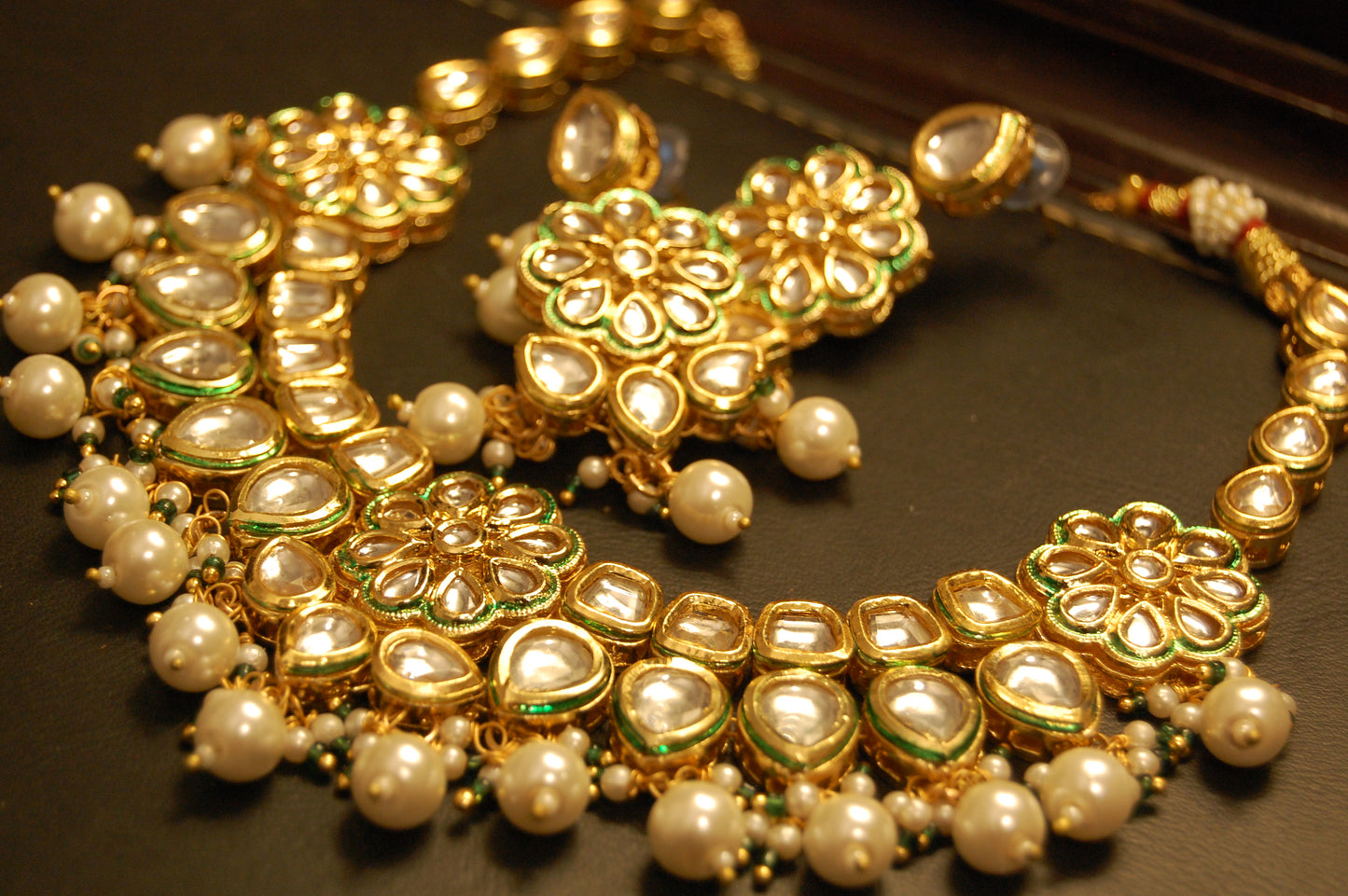 ELEGANT KUNDAN & MEENA SET