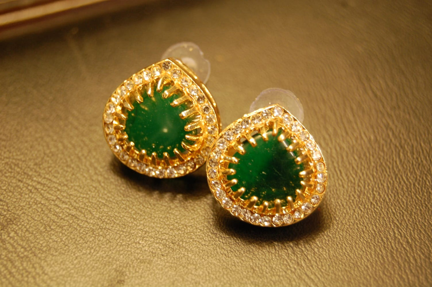SMALL GREEN EARRINGS WITH ZIRCONS