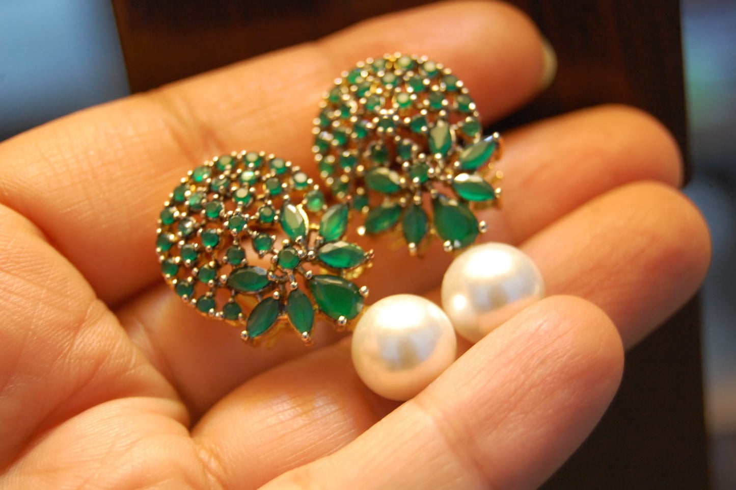 ELEGANT EARRINGS IN GREEN WITH PEARLS