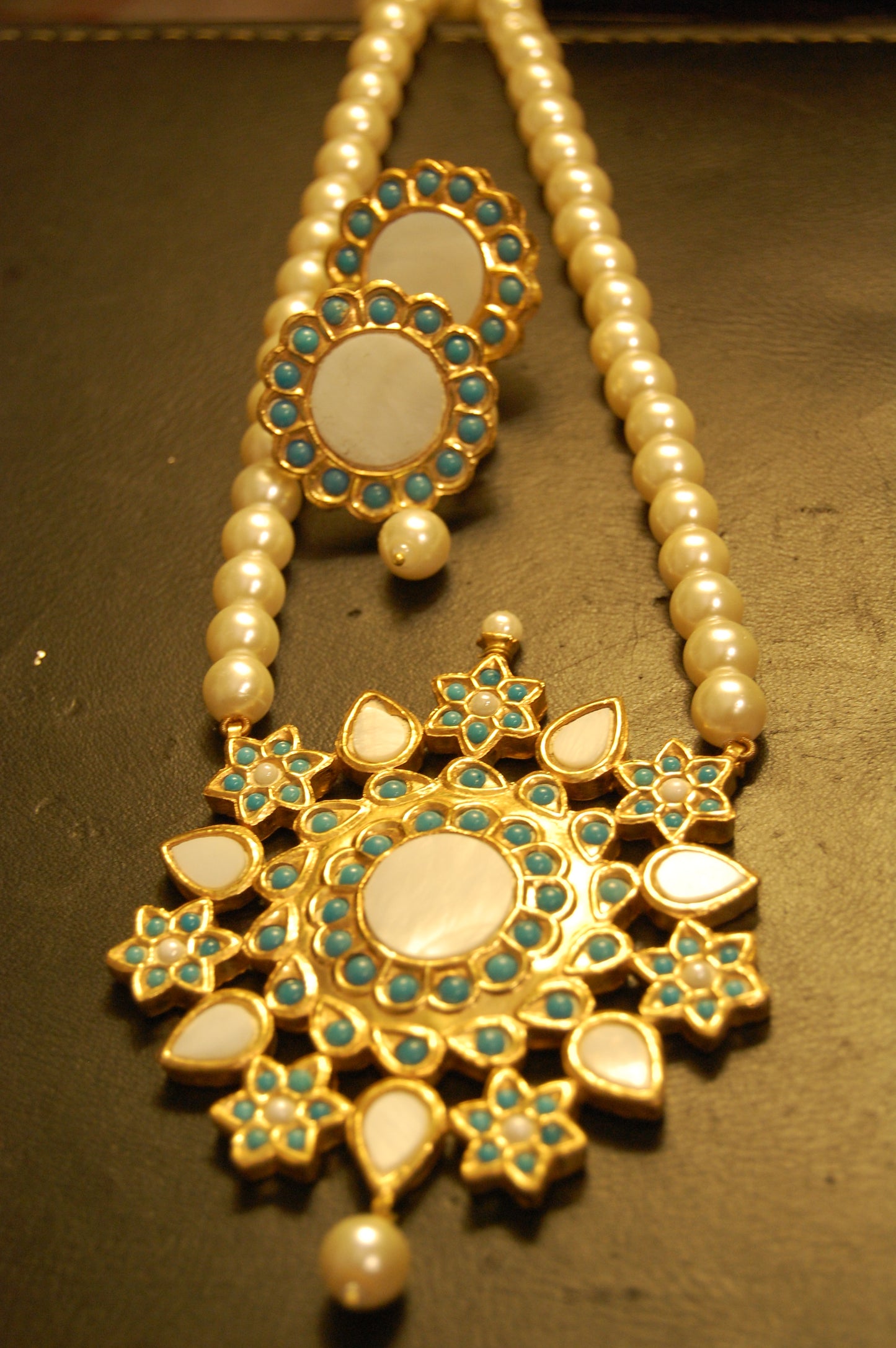 ELEGANT FEROZY & MOTHER OF PEARL MALA SET