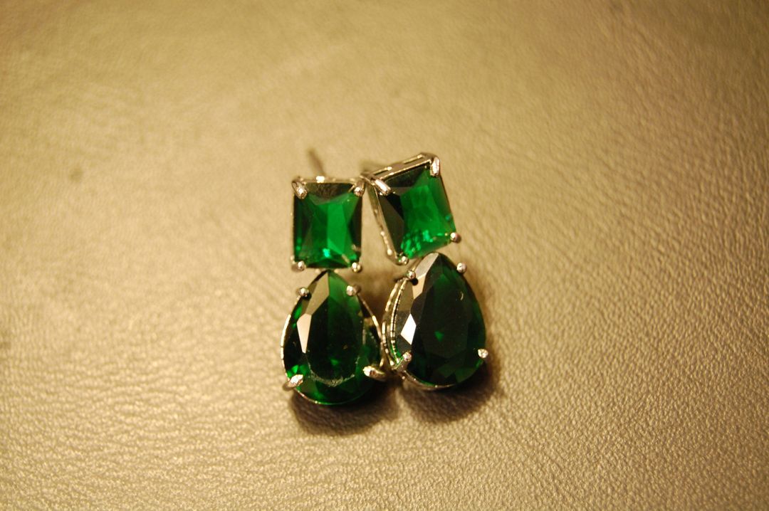 EMERALD GREEN DROP EARRINGS