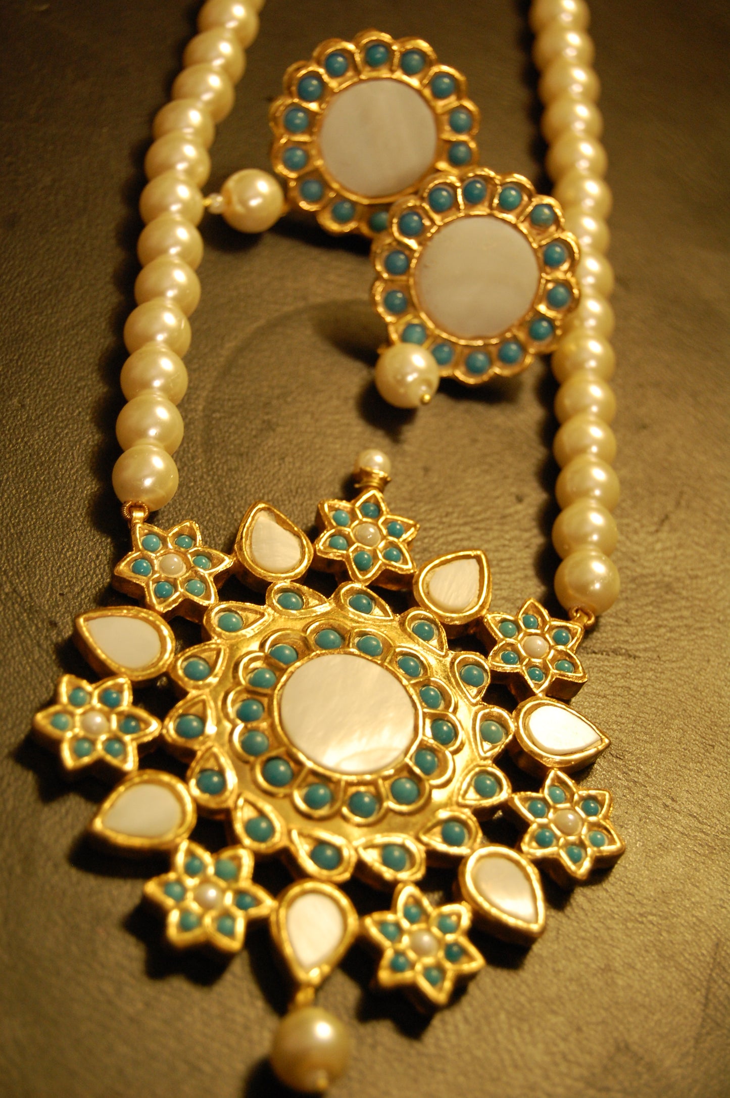 ELEGANT FEROZY & MOTHER OF PEARL MALA SET