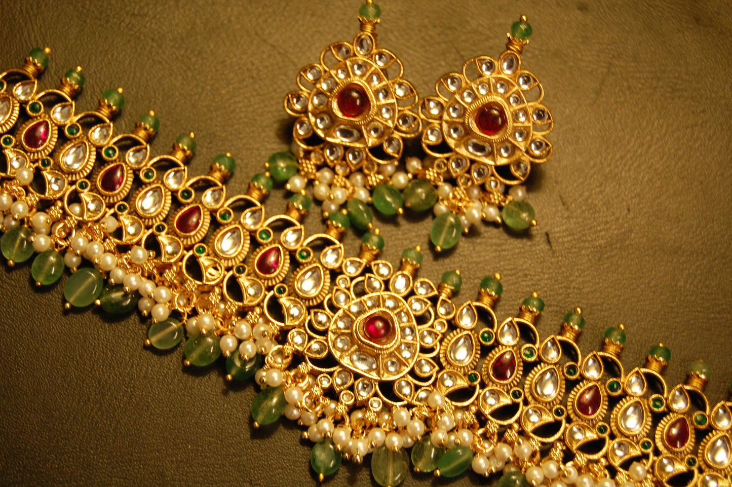 GORGEOUS INDIAN KUNDAN & MULTI STONE CHOKER SET