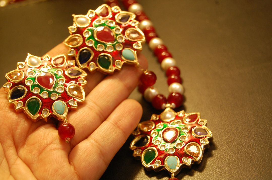 MULTI STONED PENDENT SET