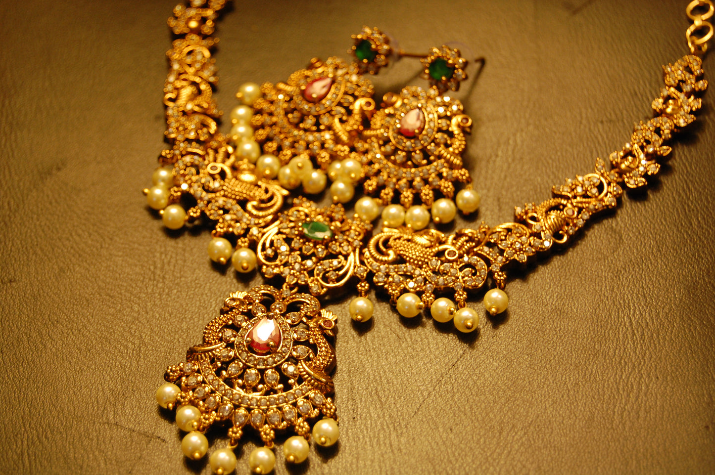 ELEGANT SOUTH INDIAN NECKLACE SET