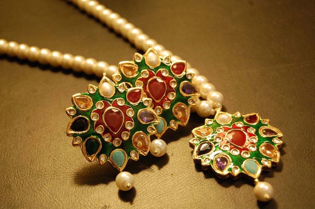 MULTI STONED PENDENT SET IN GREEN MEENA WITH PEARLS STRING