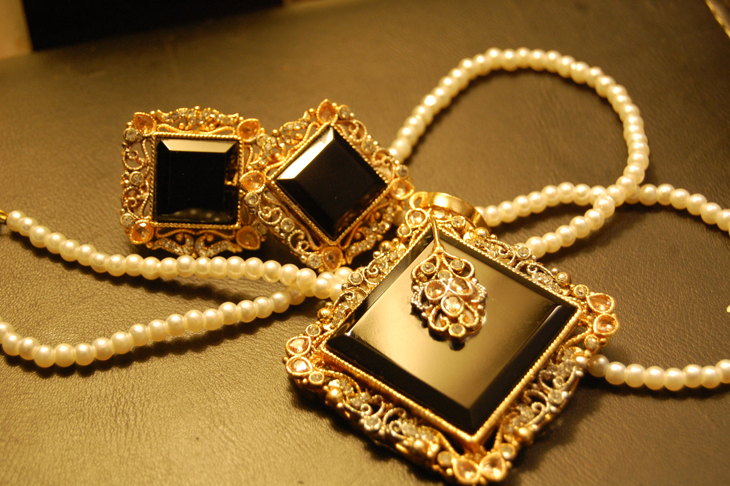 ELEGANT ZIRCON & BLACK PENDENT SET