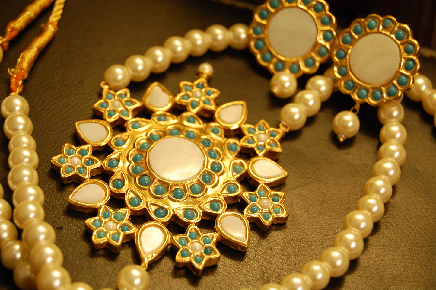 ELEGANT FEROZY & MOTHER OF PEARL MALA SET