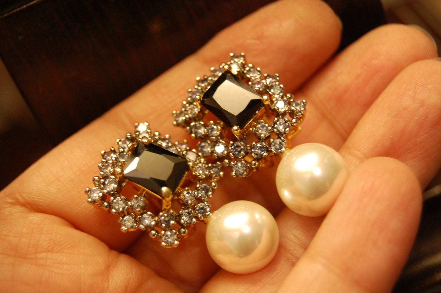 BLACK & PEARL EARRINGS