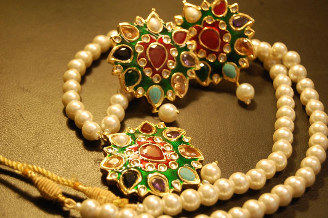 MULTI STONED PENDENT SET IN GREEN MEENA WITH PEARLS STRING
