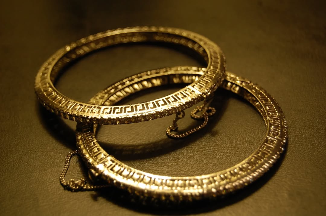 SINGLE HIGH QUALITY OPENABLE ZIRCON BANGLES