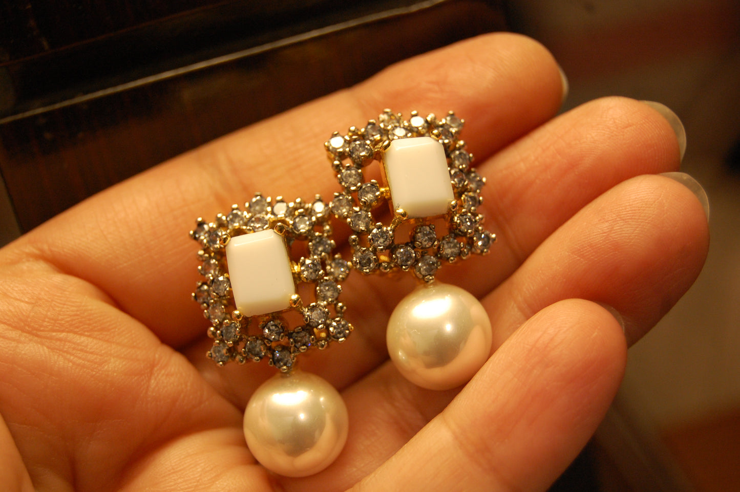 WHITE PEARL EARRINGS