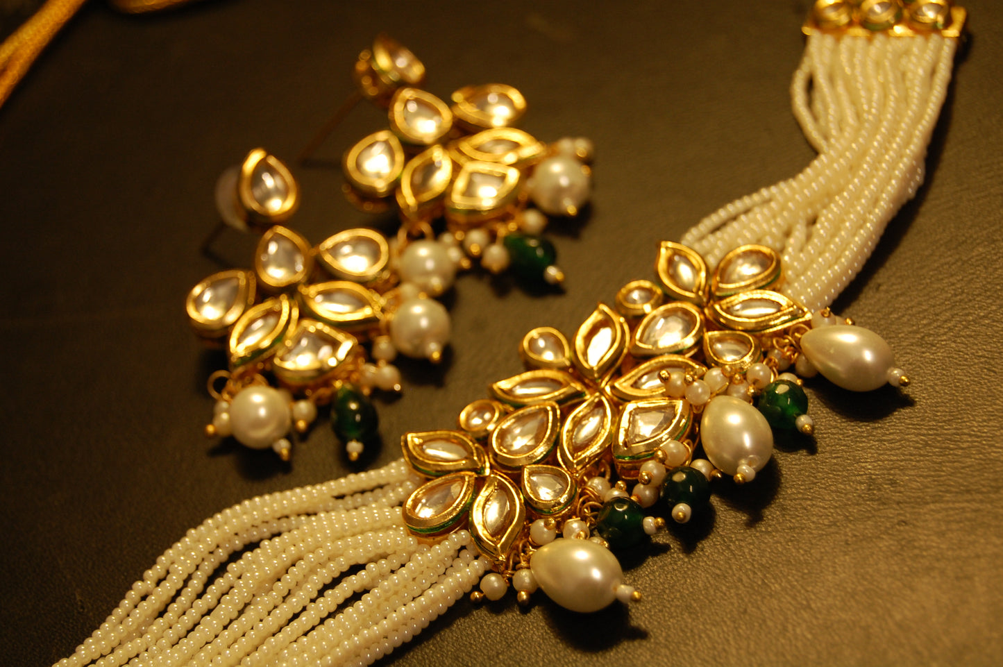 ELEGANT PEARL CHOKER SET IN GREEN
