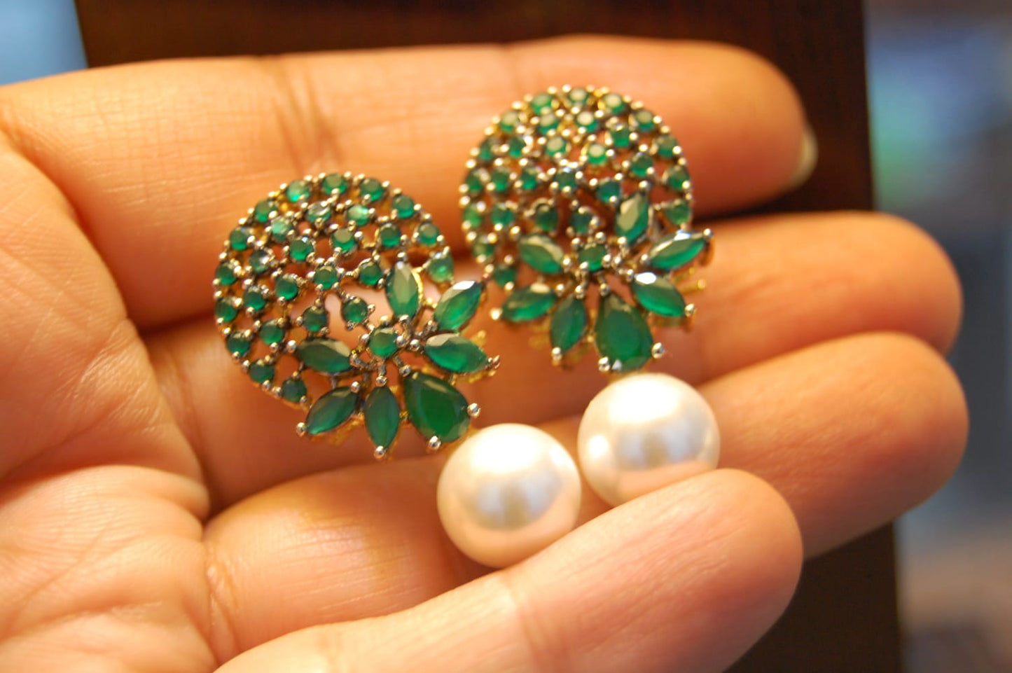 ELEGANT EARRINGS IN GREEN WITH PEARLS