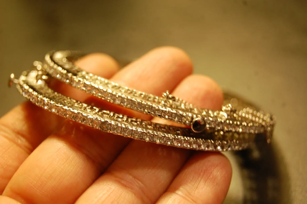 SINGLE HIGH QUALITY OPENABLE ZIRCON BANGLES