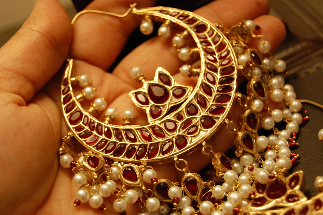 LARGE BALAS IN RED & PEARLS