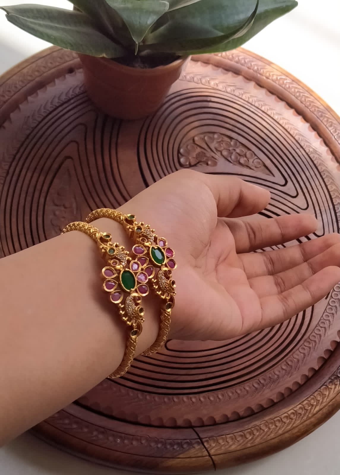 PAIR OF SOUTH INDIAN BANGLES IN RED & GREEN