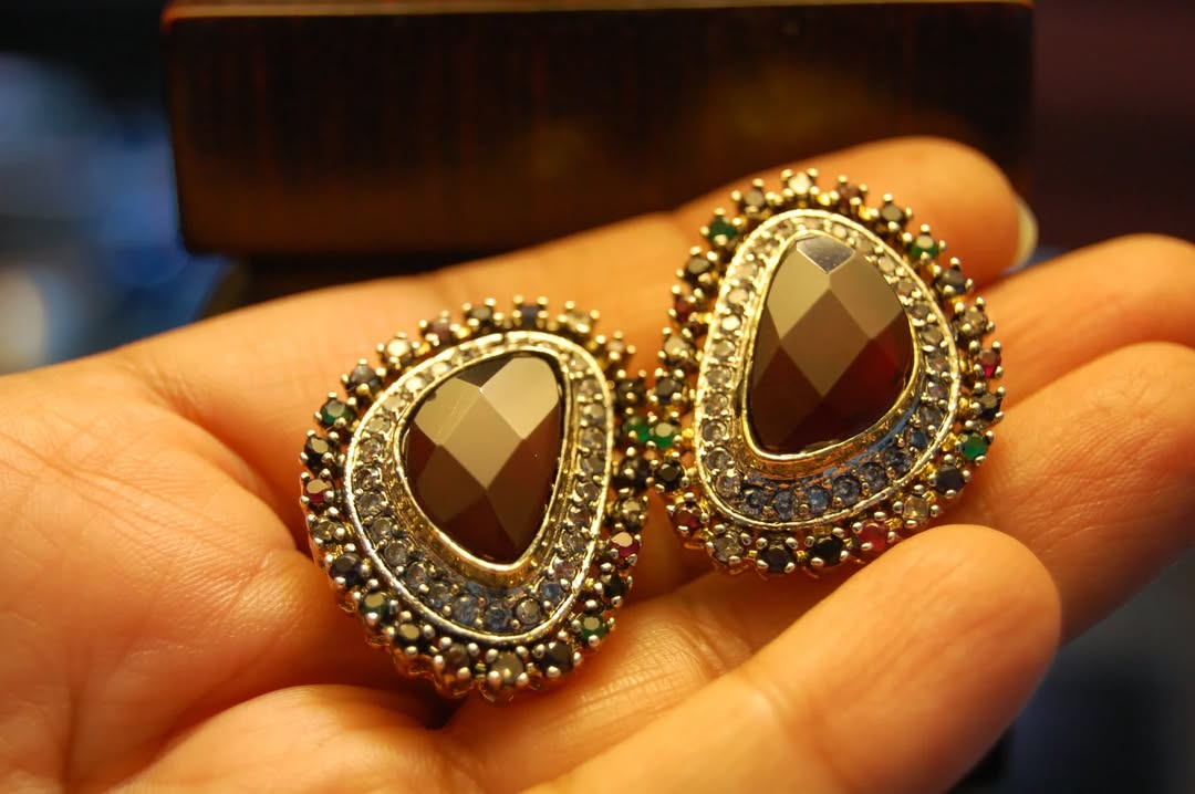 MULTI RED STONE EARRINGS