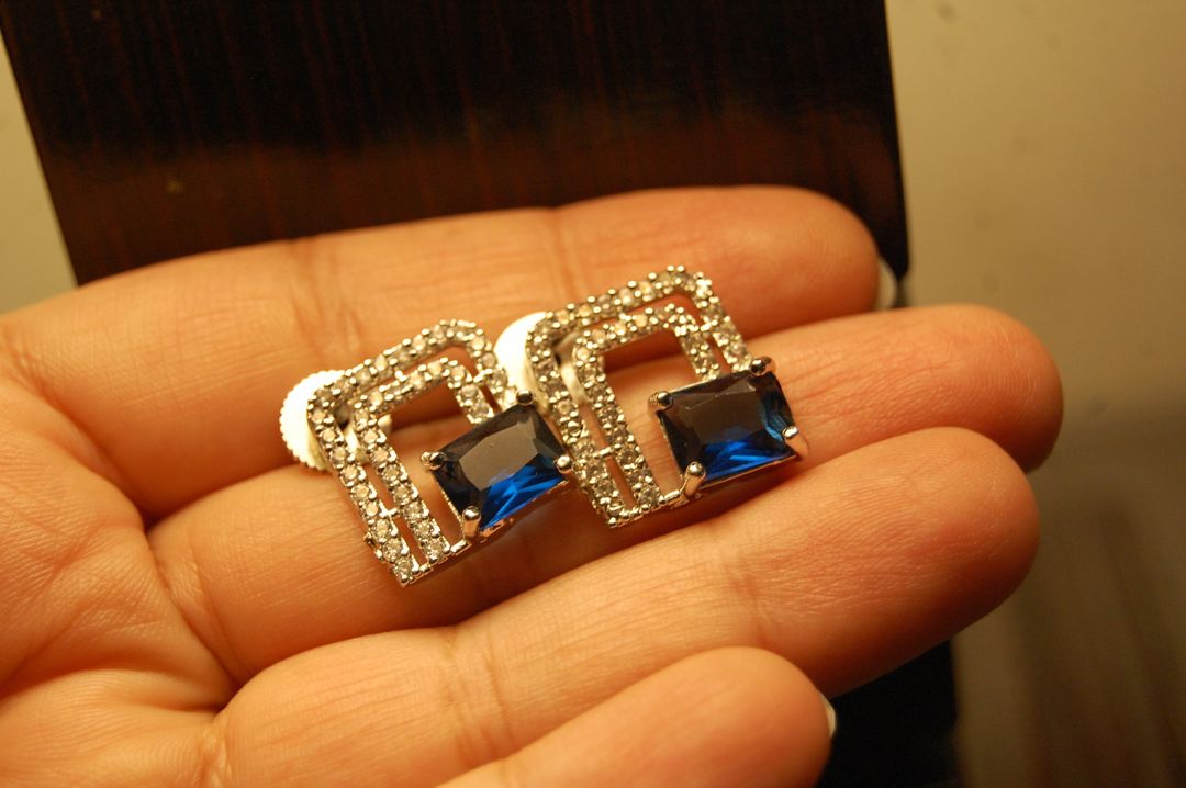 ZIRCON EARRINGS IN SAPPHIRE BLUE