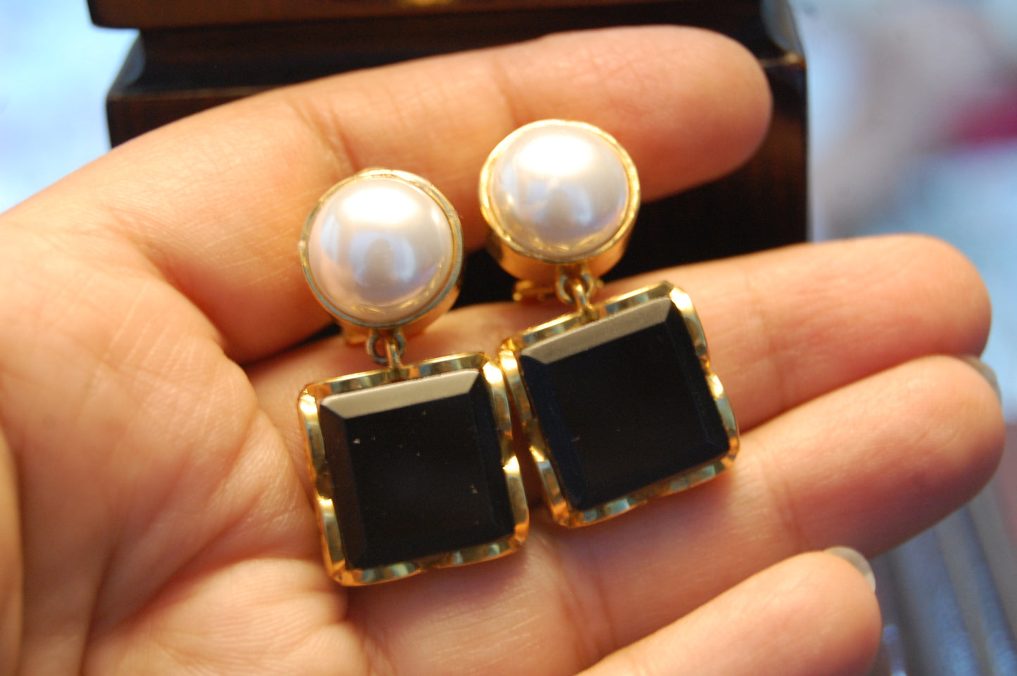 BLACK PEARL EARRINGS