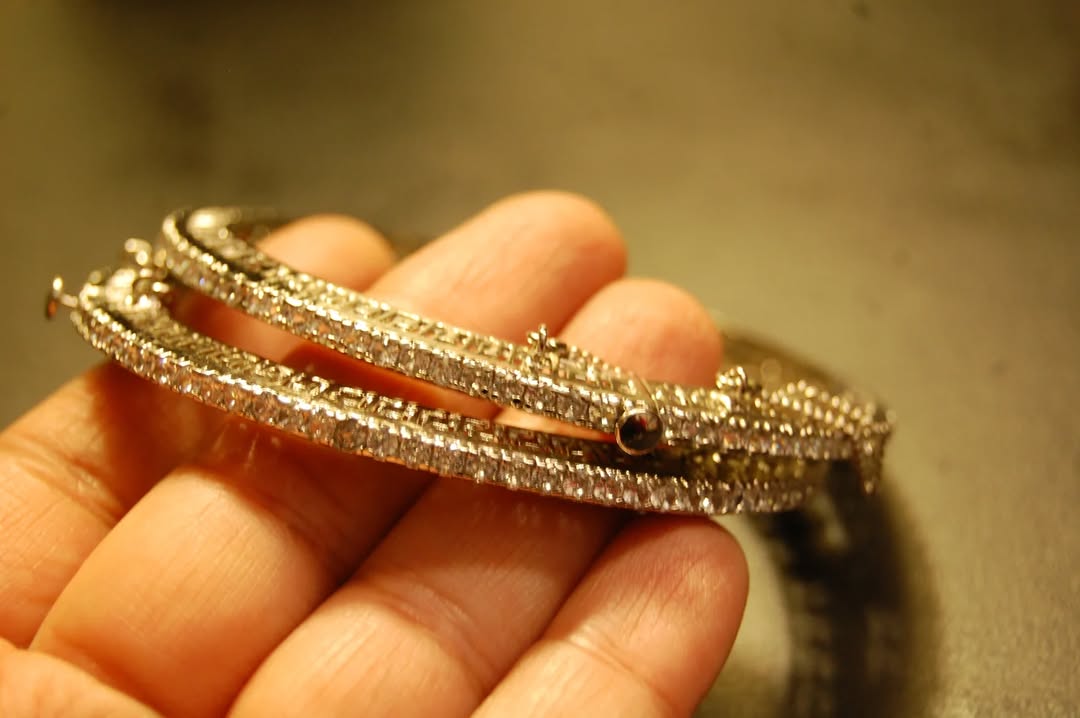 SINGLE HIGH QUALITY OPENABLE ZIRCON BANGLES