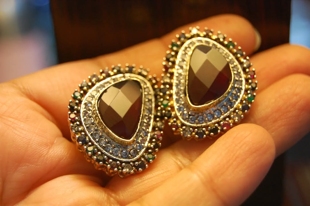 MULTI RED STONE EARRINGS