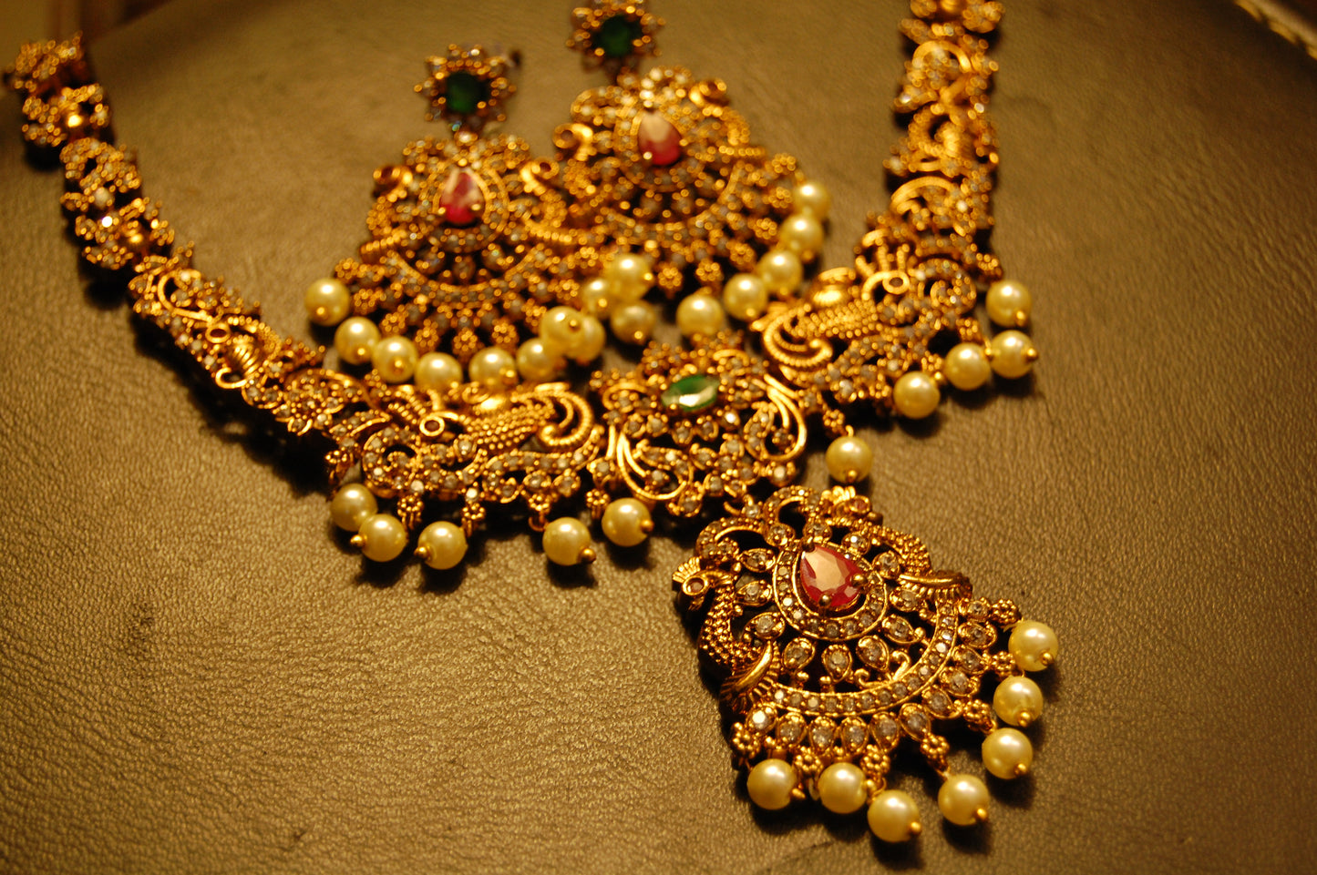 ELEGANT SOUTH INDIAN NECKLACE SET