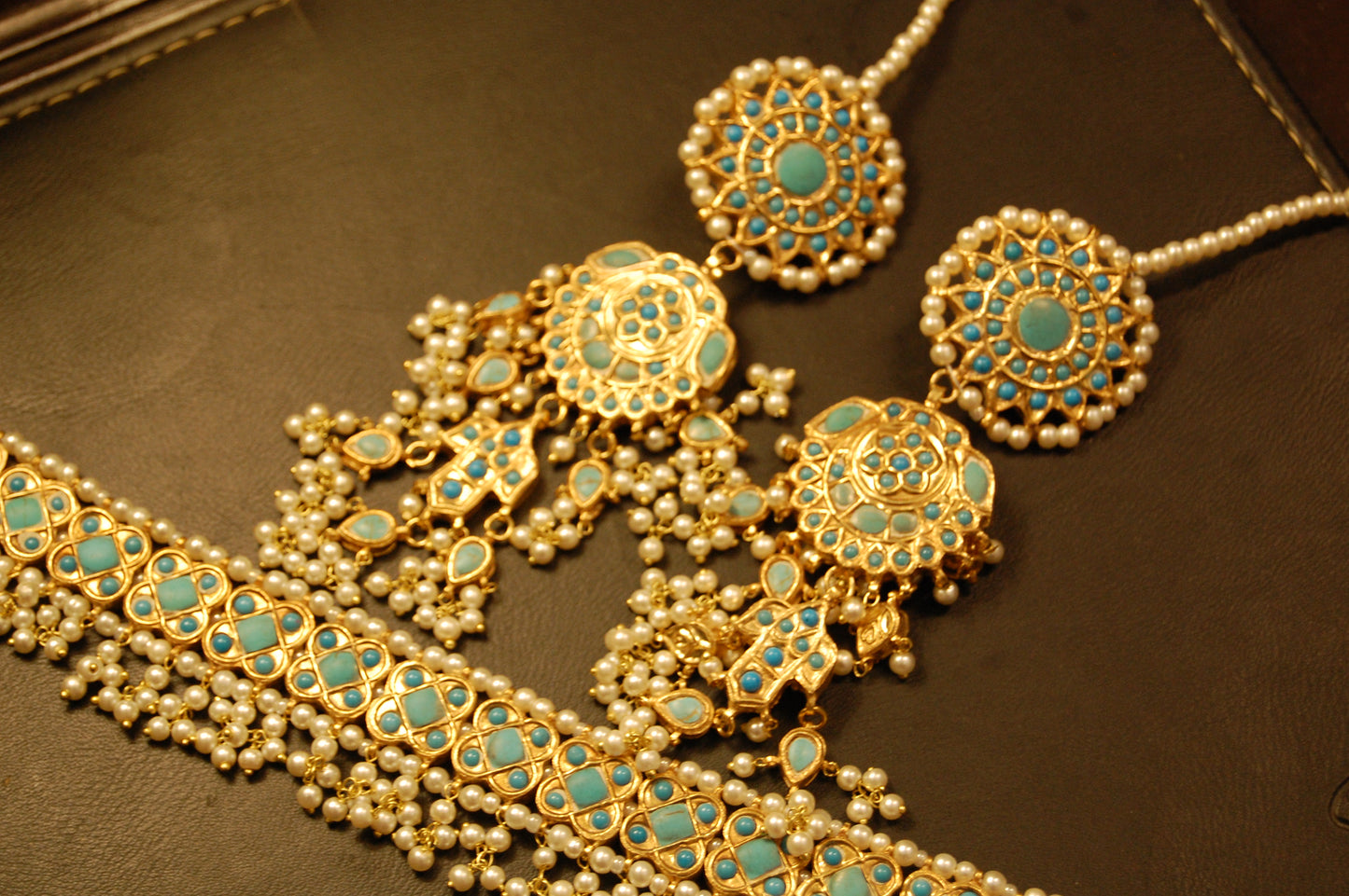 FEROZA & PEARLS CHOKER SET