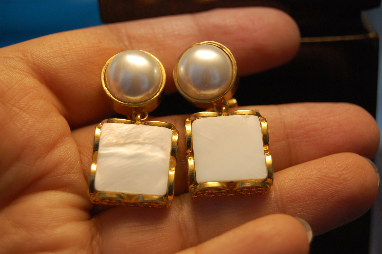 WHITE PEARL EARRINGS