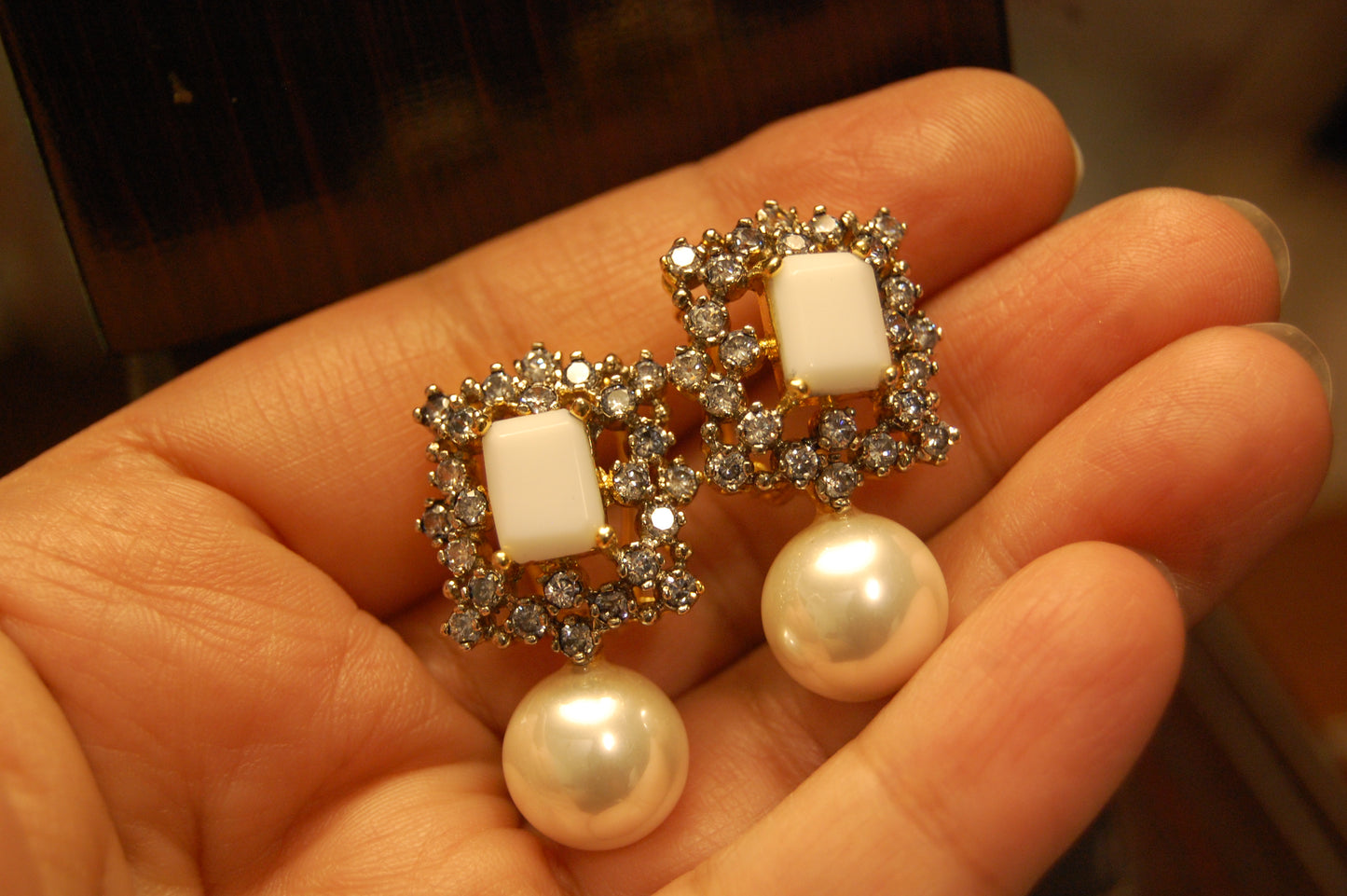 WHITE PEARL EARRINGS