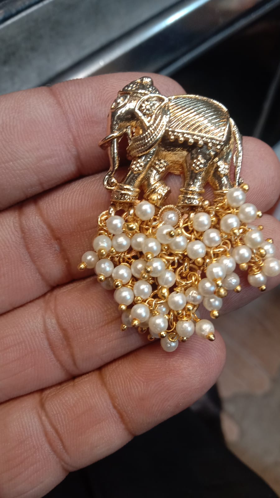 ELEPHANT PEARL EARRINGS