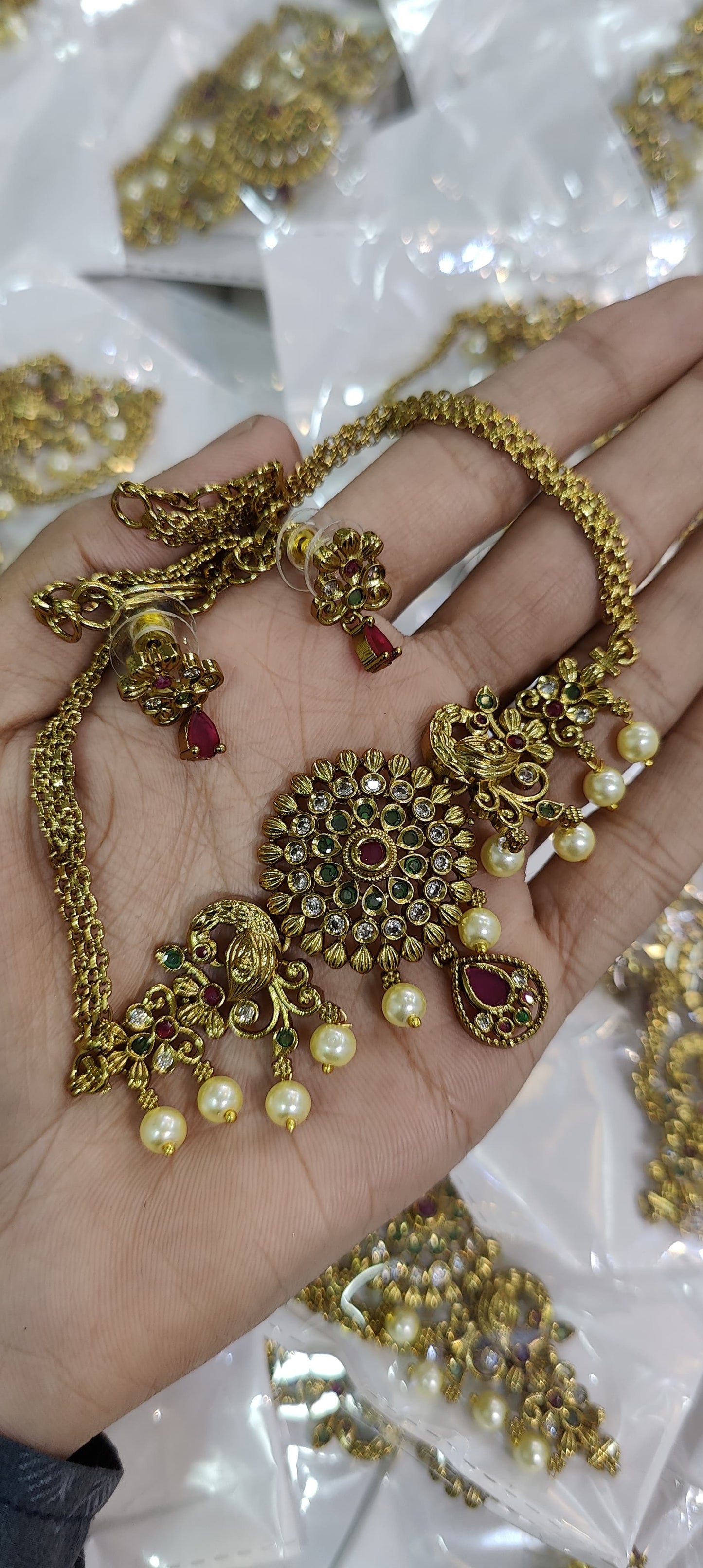 ELEGANT SOUTH INDIAN NECKLACE SET