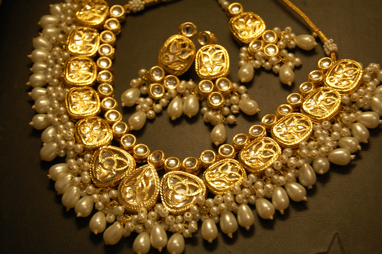 KUNDAN GULUBAND SET WITH PEARLS