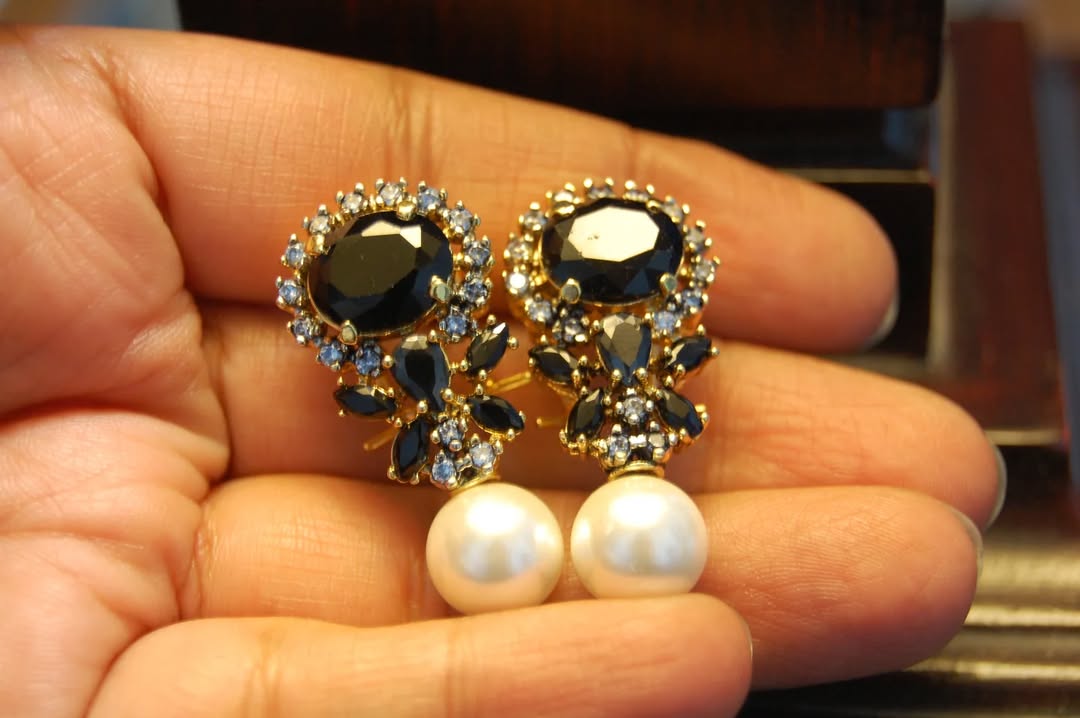 BLACK & PEARL EARRINGS