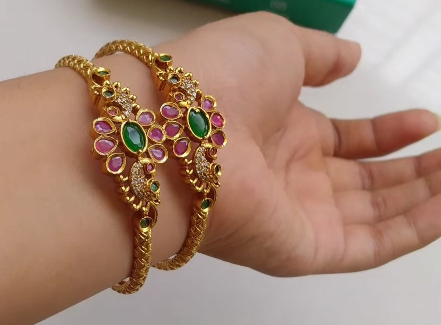 PAIR OF SOUTH INDIAN BANGLES IN RED & GREEN