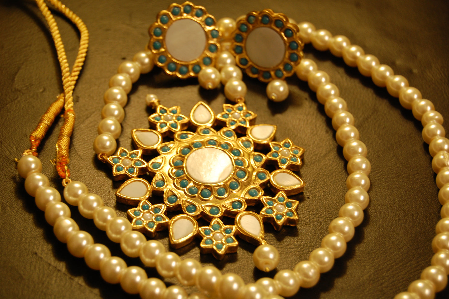ELEGANT FEROZY & MOTHER OF PEARL MALA SET