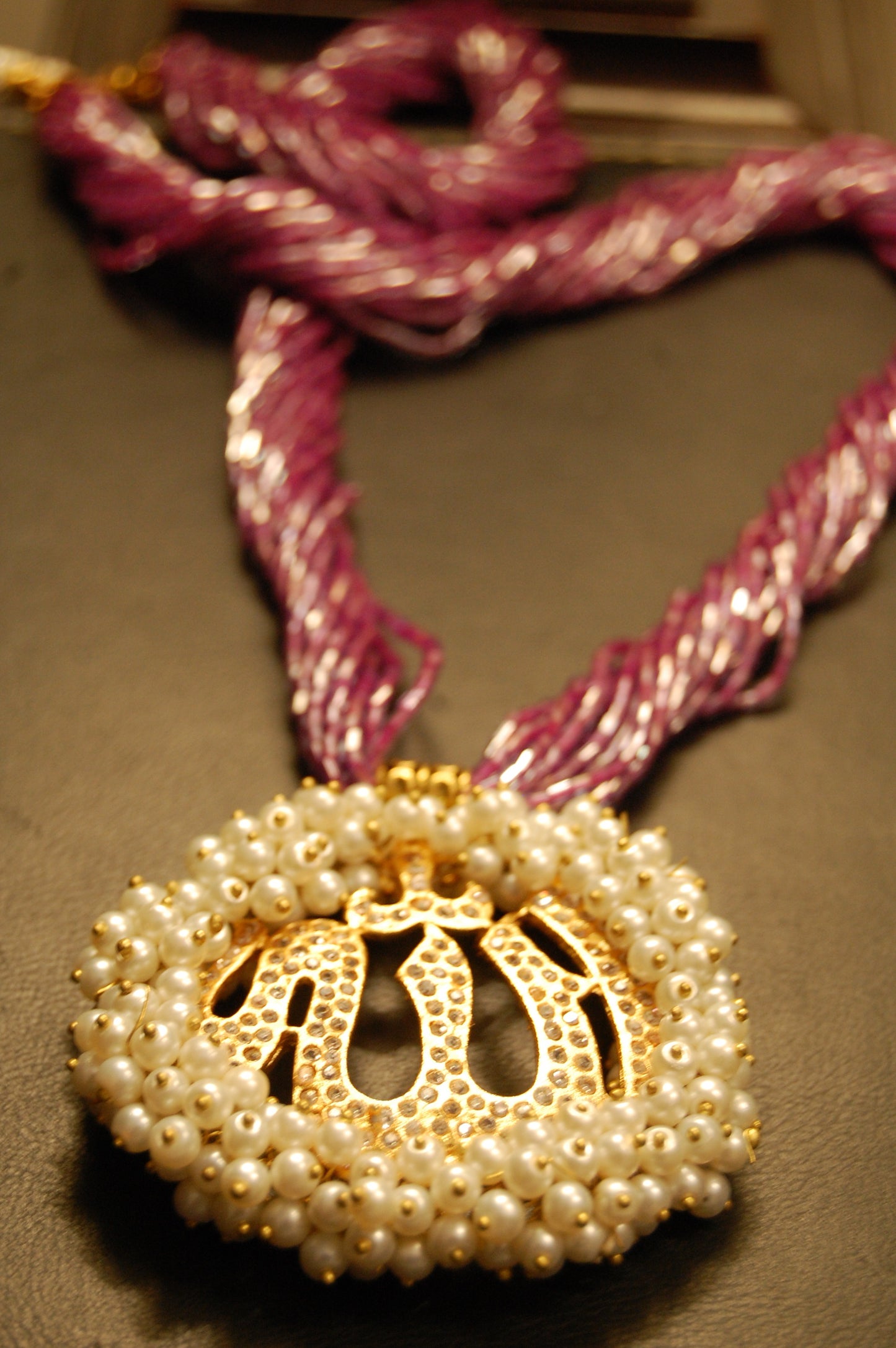 CALLIGRAPHIC PENDENT IN PINK MALA
