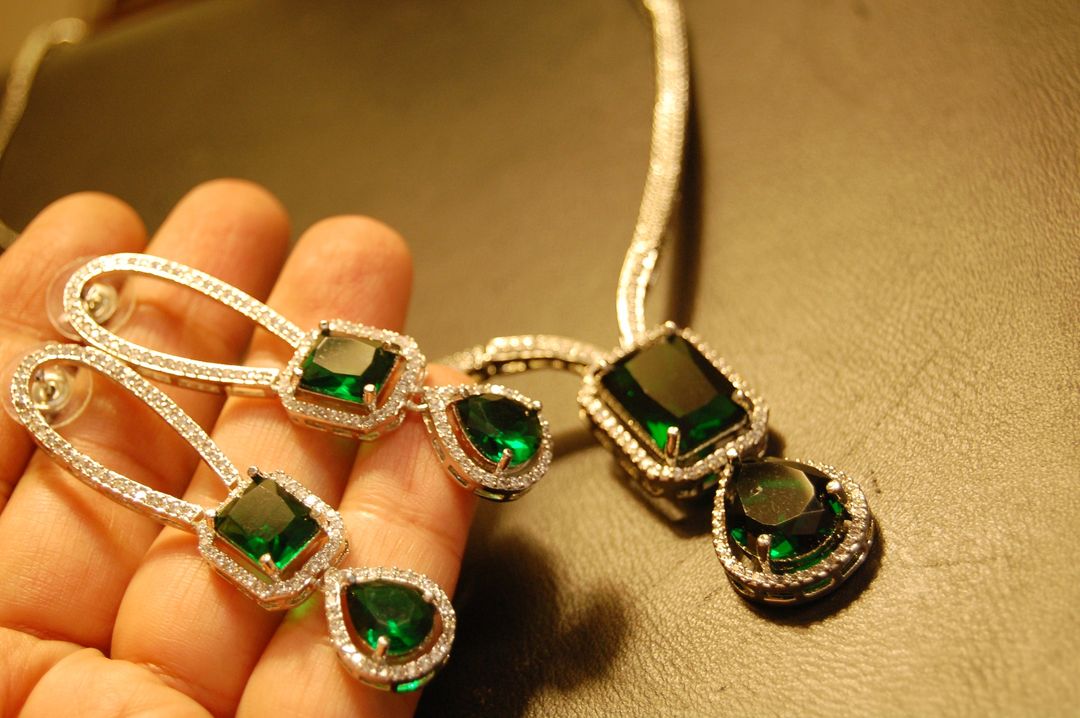 DELICATE INDIAN AMERICAN DIAMOND SET WITH EMERALD GREEN