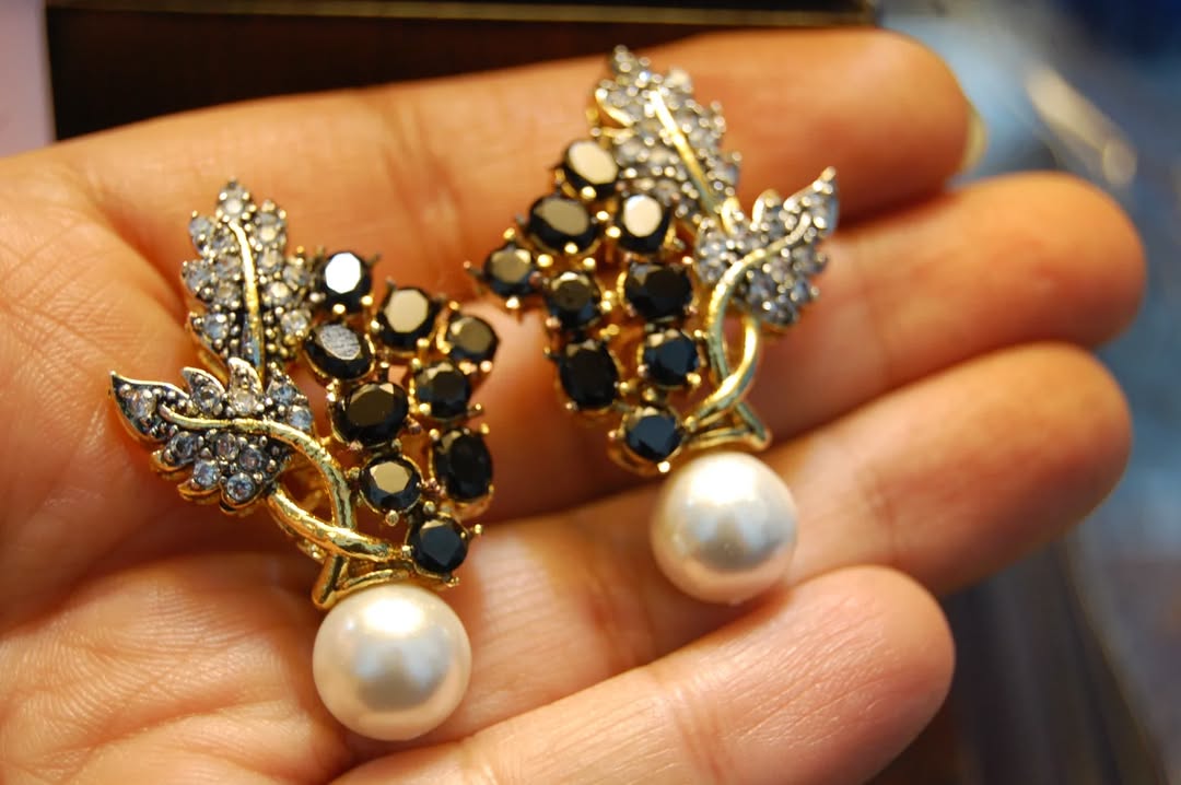 ELEGANT ZIRCON EARRINGS IN BLACK WITH PEARLS