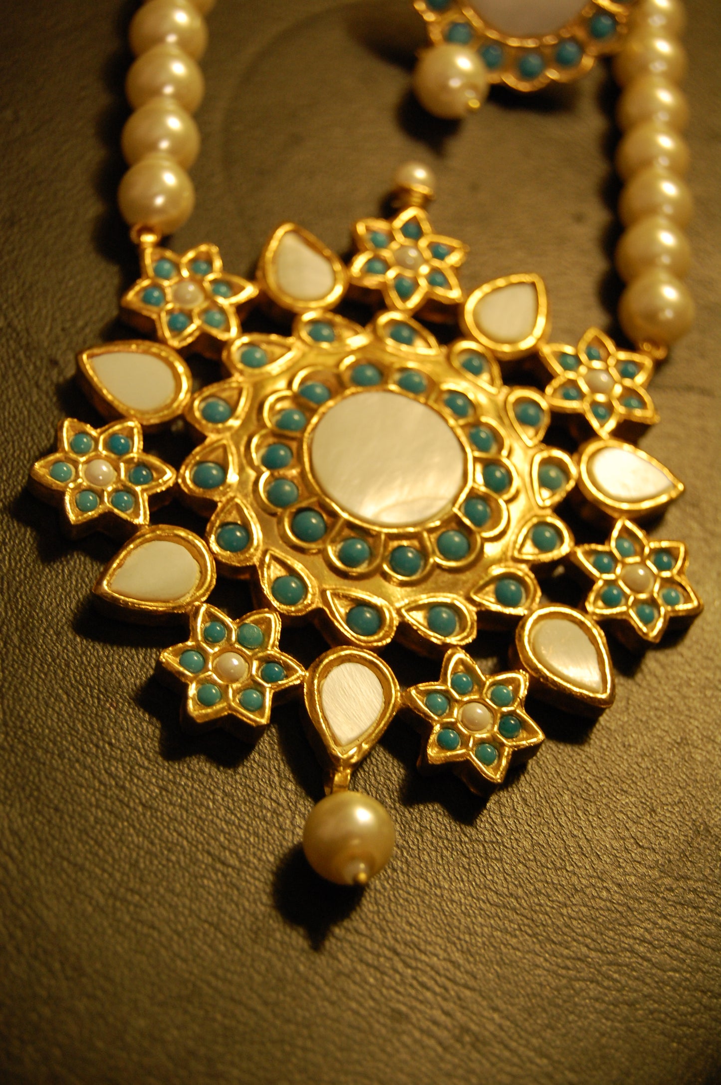 ELEGANT FEROZY & MOTHER OF PEARL MALA SET