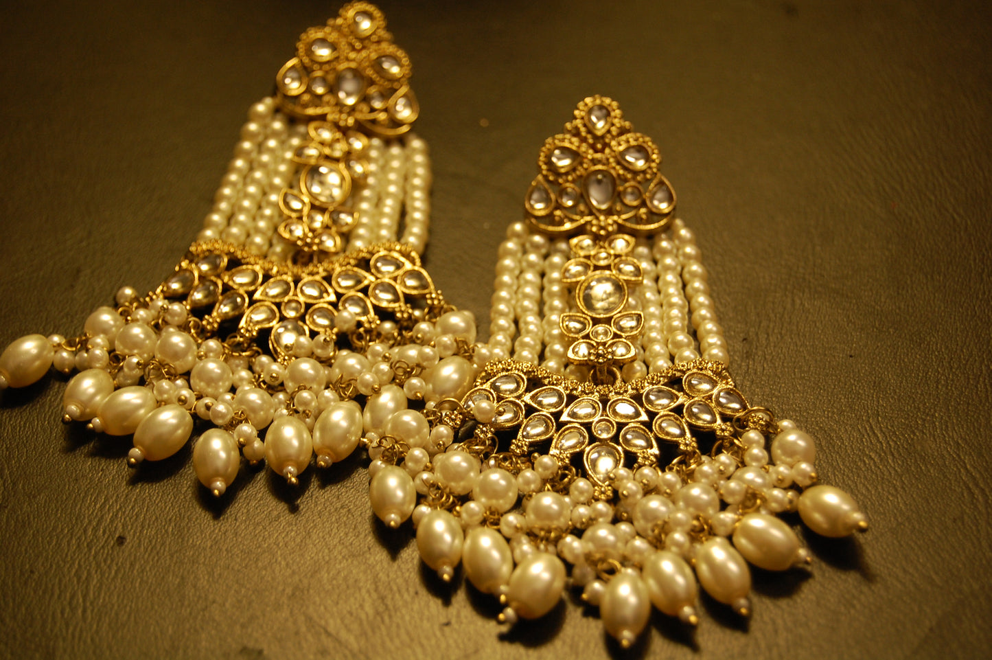 JHOOMAR STYLE EARRINGS IN KUNDAN & PEARLS