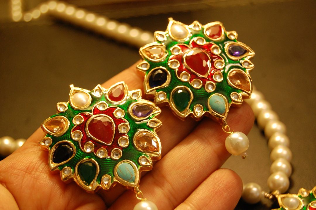 MULTI STONED PENDENT SET IN GREEN MEENA WITH PEARLS STRING