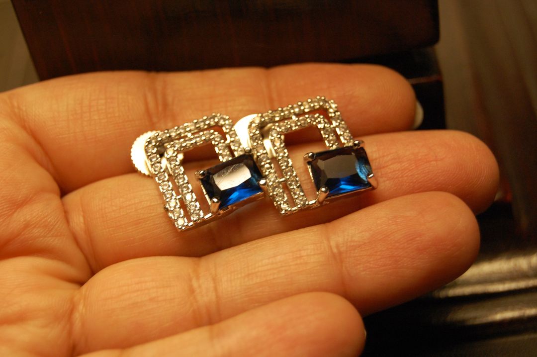 ZIRCON EARRINGS IN SAPPHIRE BLUE