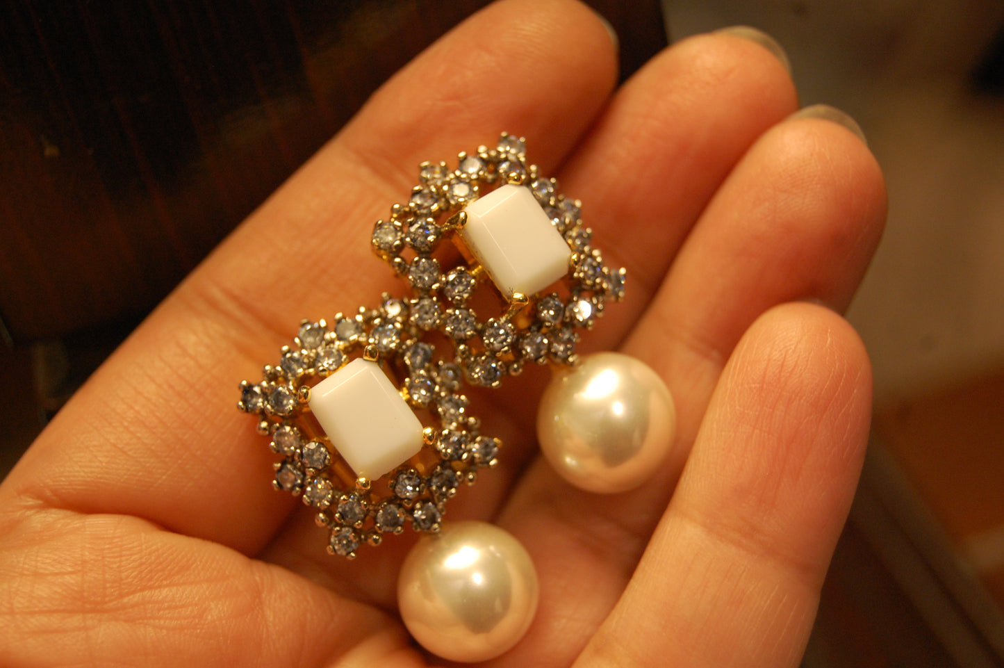 WHITE PEARL EARRINGS