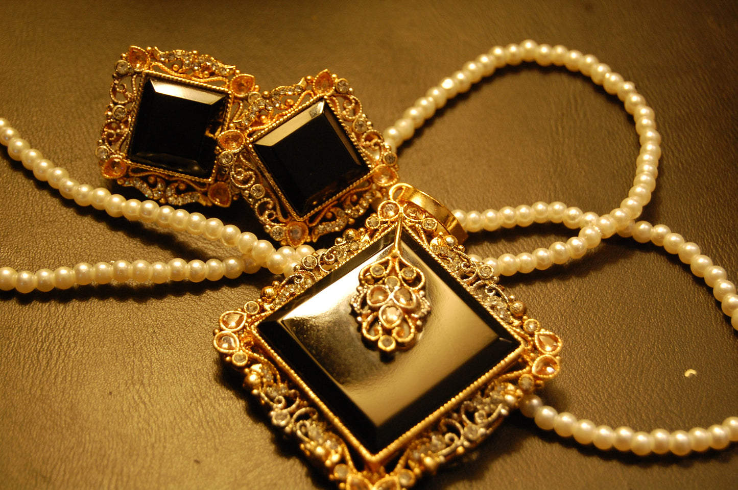 ELEGANT ZIRCON & BLACK PENDENT SET