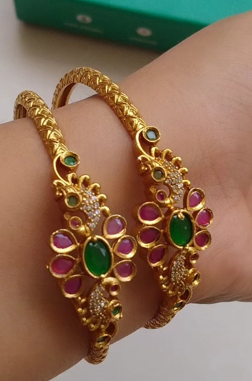 PAIR OF SOUTH INDIAN BANGLES IN RED & GREEN