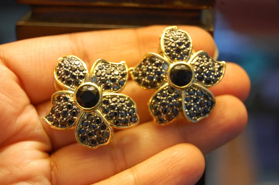 FLORAL BLACK EARRINGS